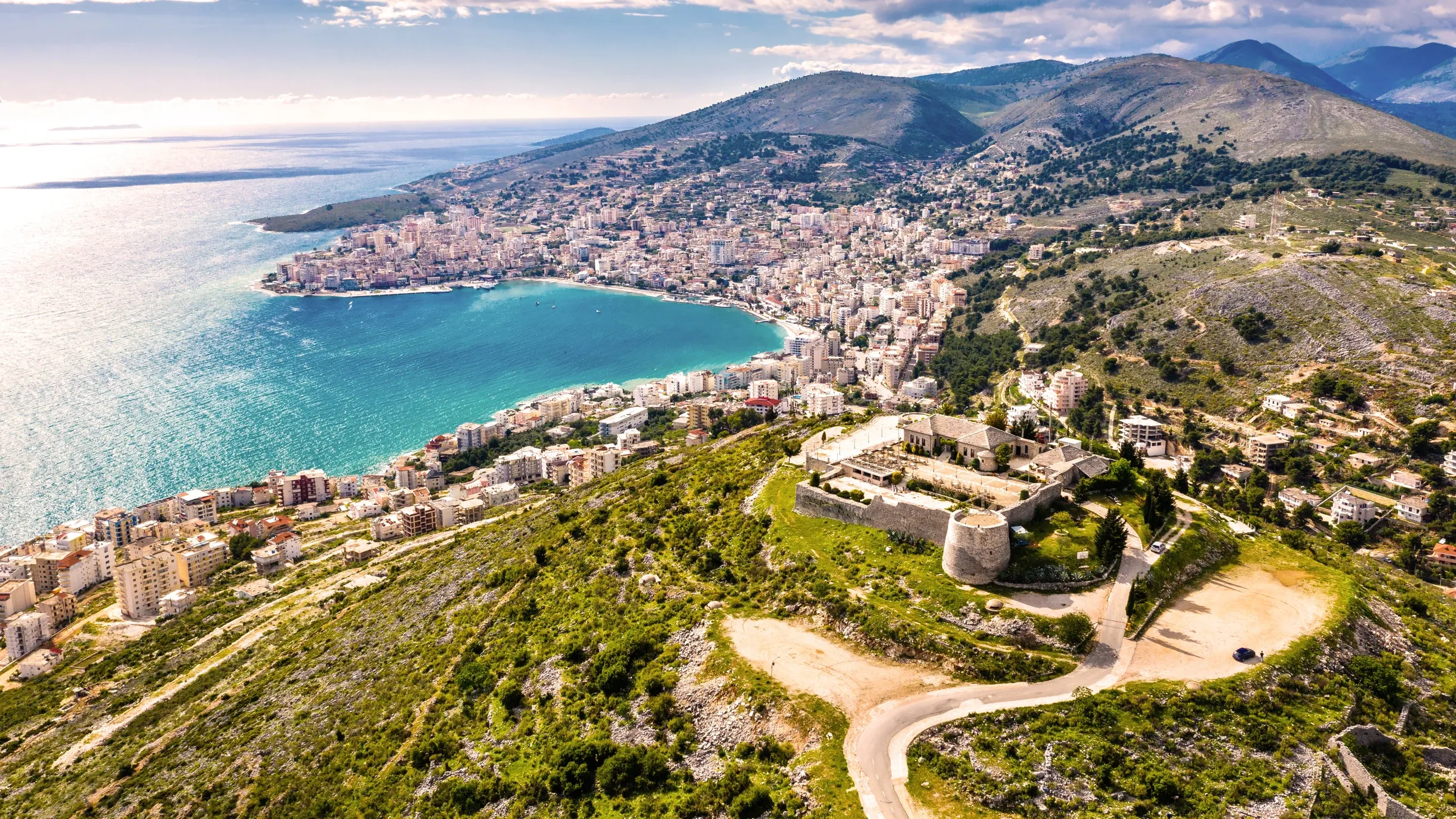 Luftaufnahme der Burg Lekuresi in Saranda, Albanien