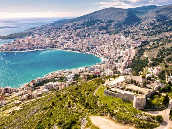 Luftaufnahme der Burg Lekuresi in Saranda, Albanien