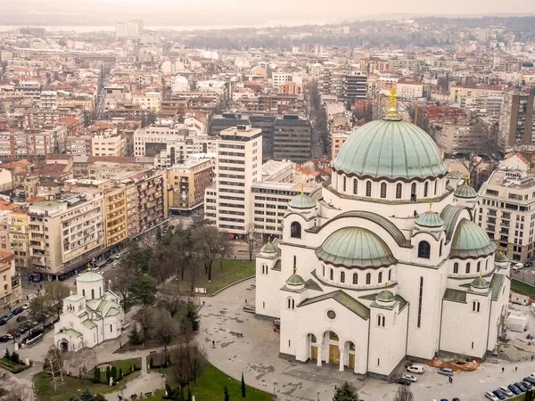 Der Tempel des Heiligen Sava in Belgrad vom Himmel aus