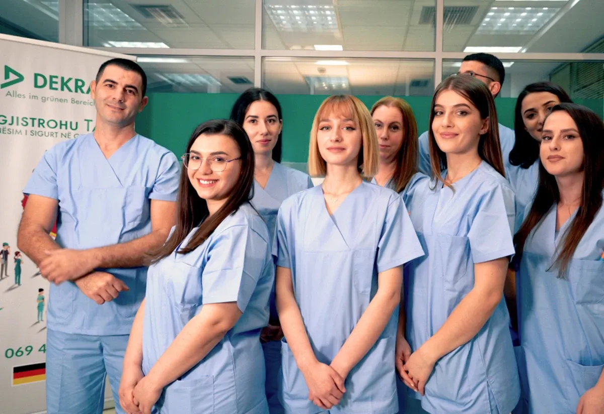 Teamfoto von ausgebildeten Fachkräften aus dem Gesundheitsbereich