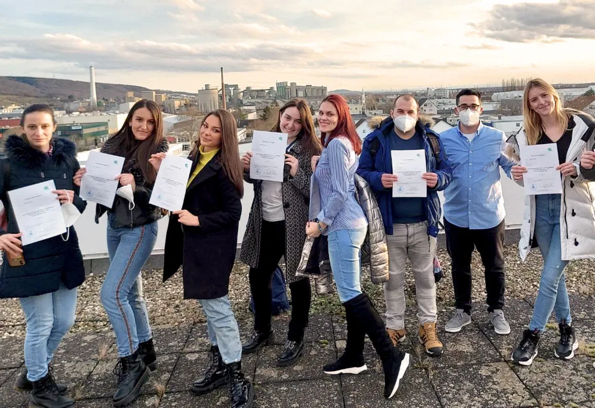 Team mit Ausbildungszertifikaten in der Hand